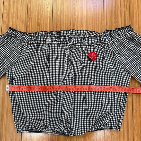 Ambiance Black and white -Crop Top - Picture 3 of 5